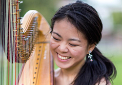 Peggy, Harpist
